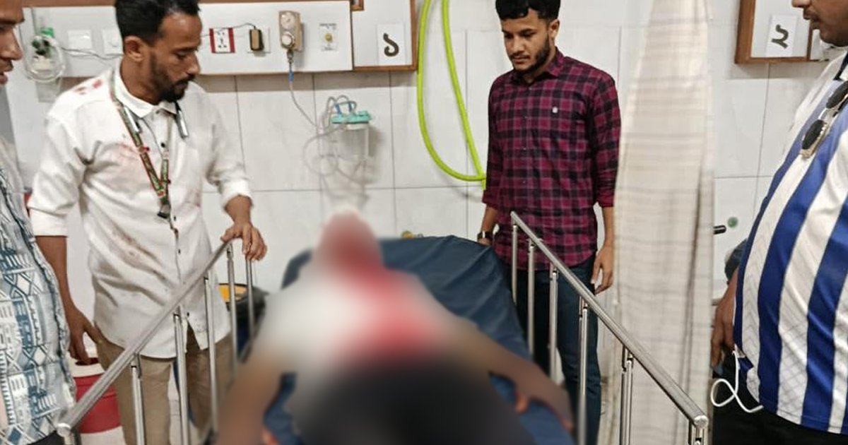 চকরিয়ায় পর্যটক এক্সপ্রেসে পাথর নিক্ষেপে রেলকর্মী রক্তাক্ত, ট্রেন থামিয়ে নেওয়া হলো হাসপাতালে