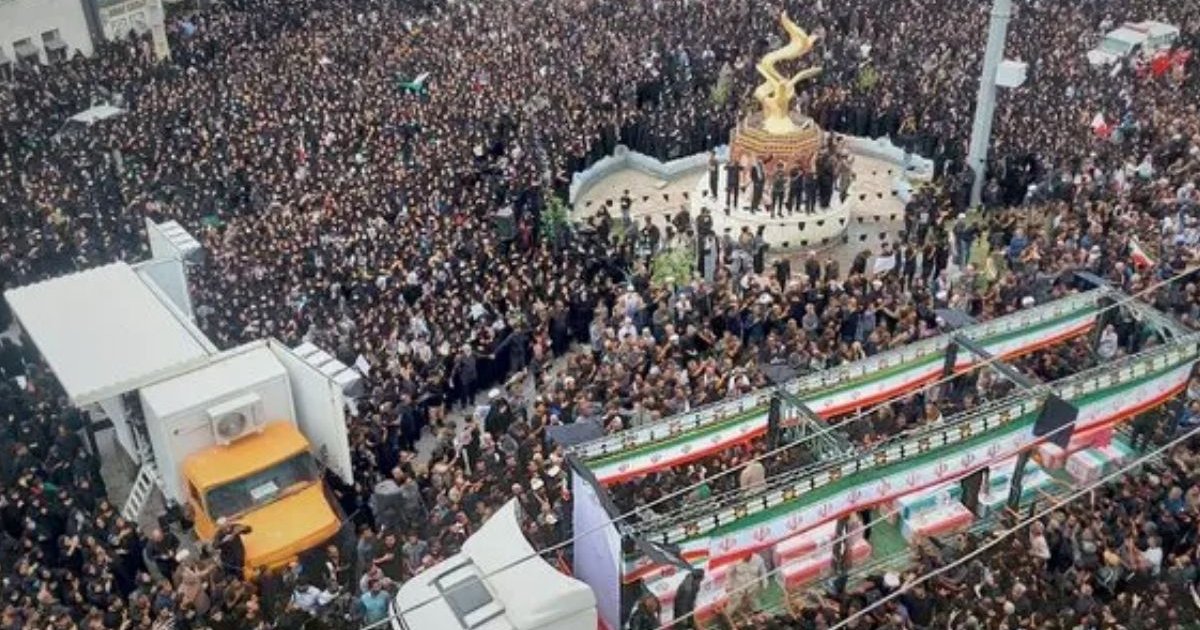 ইরানে যুক্তরাষ্ট্র-ইসরায়েলের যৌথ হামলায় নিহত ১৭৫ শিশুর গণজানাজায় মানুষের ঢল