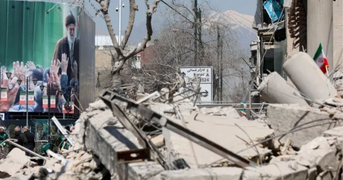 যুক্তরাষ্ট্র-ইসরায়েলের হামলায় ইরানে নিহতের সংখ্যা বেড়ে ১০৪৫