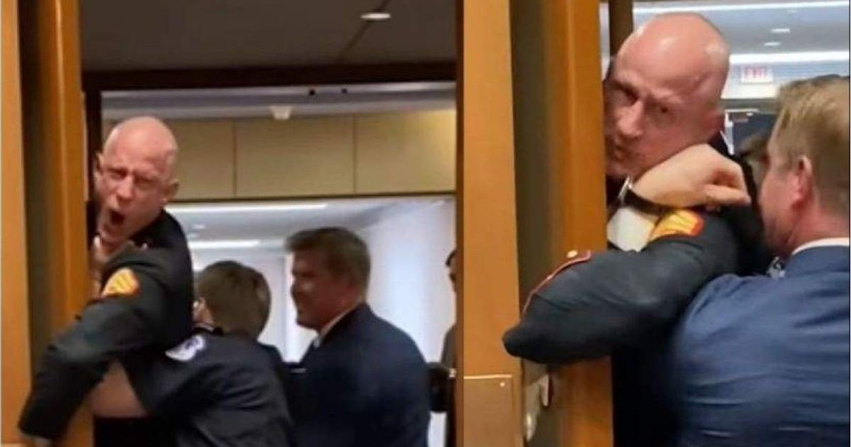 ইরানের পক্ষে স্লোগান দেওয়ায় হাত ভাঙলো মার্কিন সিনেটর প্রার্থীর