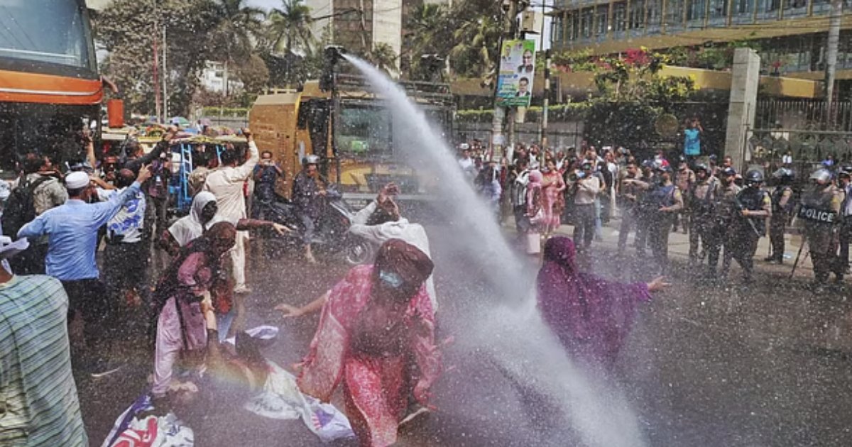 সুদসহ আমানত ফেরতের দাবিতে বাংলাদেশ ব্যাংক ঘেরাও