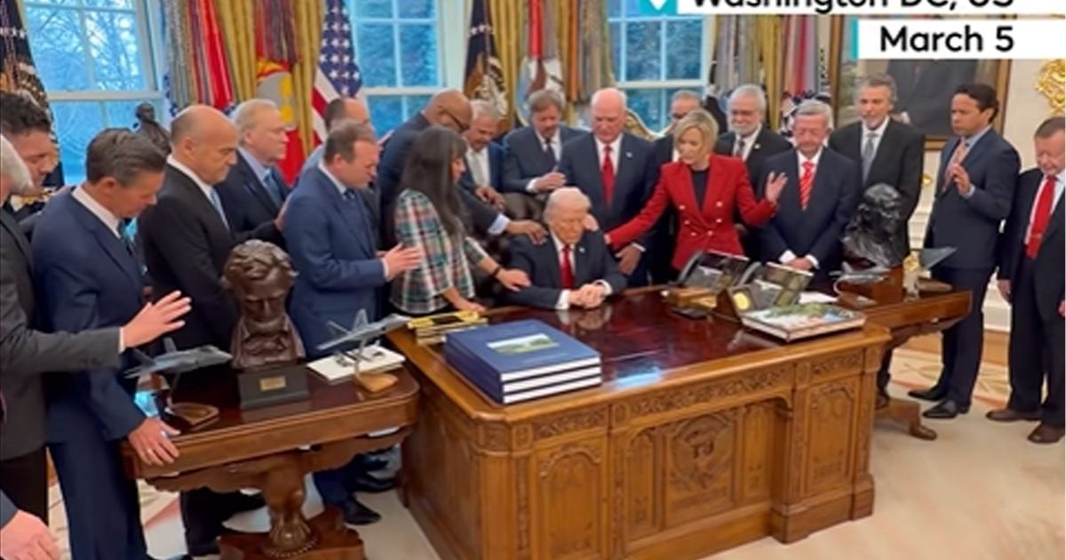 ট্রাম্পের কাঁধে হাত রেখে যুদ্ধজয়ের প্রার্থনা খ্রিস্টান পাদ্রিদের, ভিডিও ভাইরাল