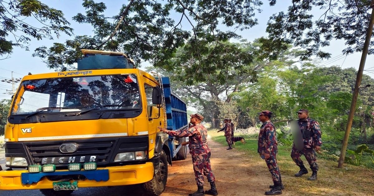 ভারতে তেল পাচার ঠেকাতে যশোর সীমান্তে তল্লাশি জোরদার