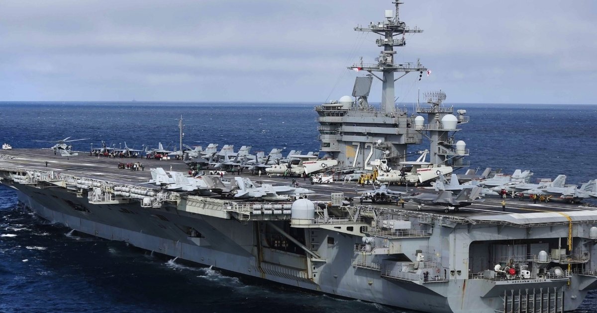 ইরানি ড্রোনের আঘাতে বিধ্বস্ত মার্কিন বিমানবাহী রণতরী আব্রাহাম লিঙ্কন