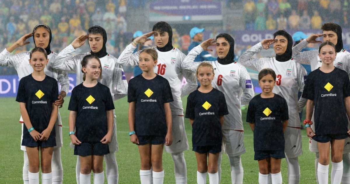 জাতীয় সংগীত না গাওয়ায় তোপের মুখে ইরানের ফুটবলাররা