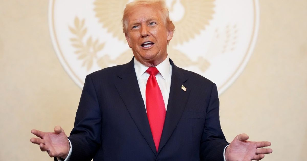 ইরানে আজ ‘কঠোর আঘাত হানার’ হুমকি দিলেন ট্রাম্প