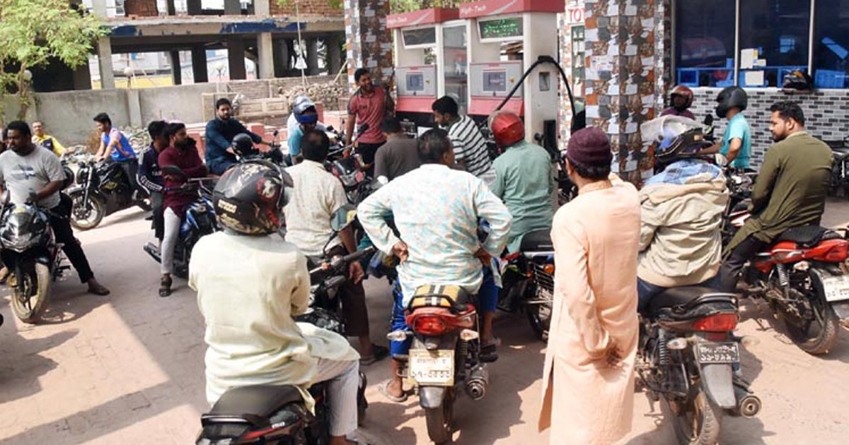 রাজশাহীর ফিলিং স্টেশনগুলোতে উপচেপড়া ভিড়