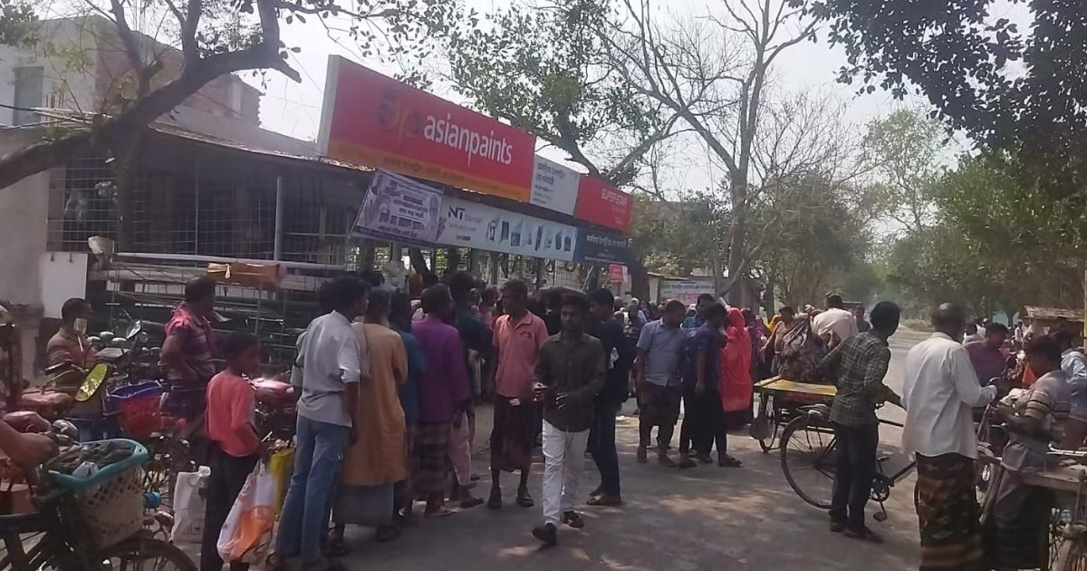 টিসিবির তেল-ডাল-চিনি বিক্রি হচ্ছে ইলেকট্রনিক্সের দোকানে