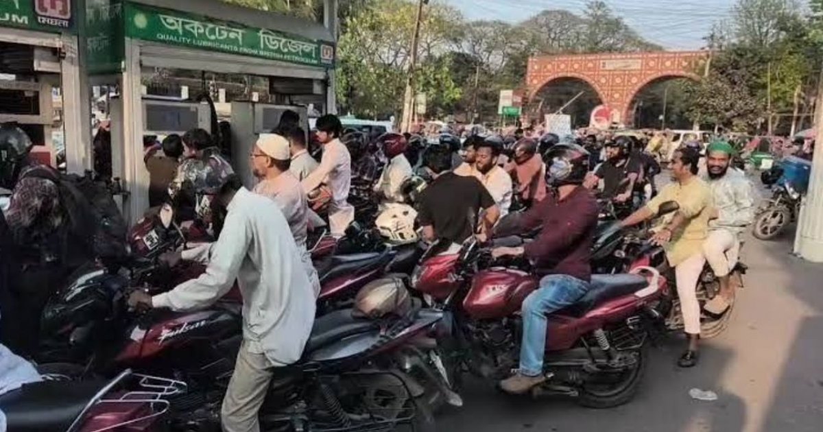 পেট্রোল পাম্পগুলোতে উপচে পড়া ভিড়, মিলছে না তেল