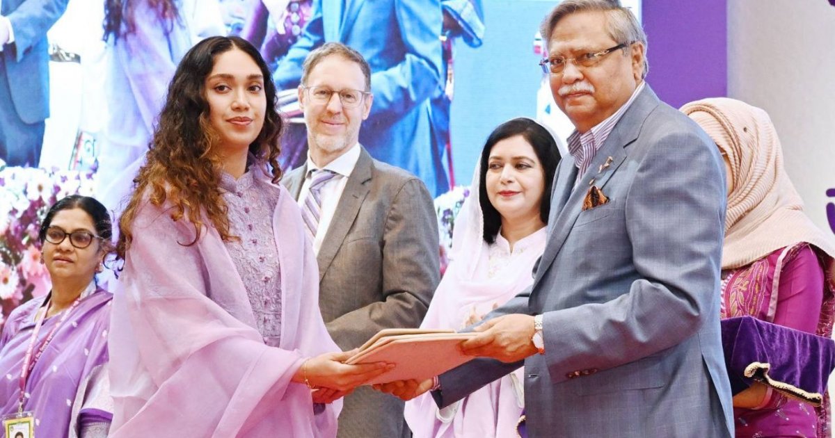 খালেদা জিয়ার মরণোত্তর পুরস্কার নিলেন নাতনি জাইমা রহমান