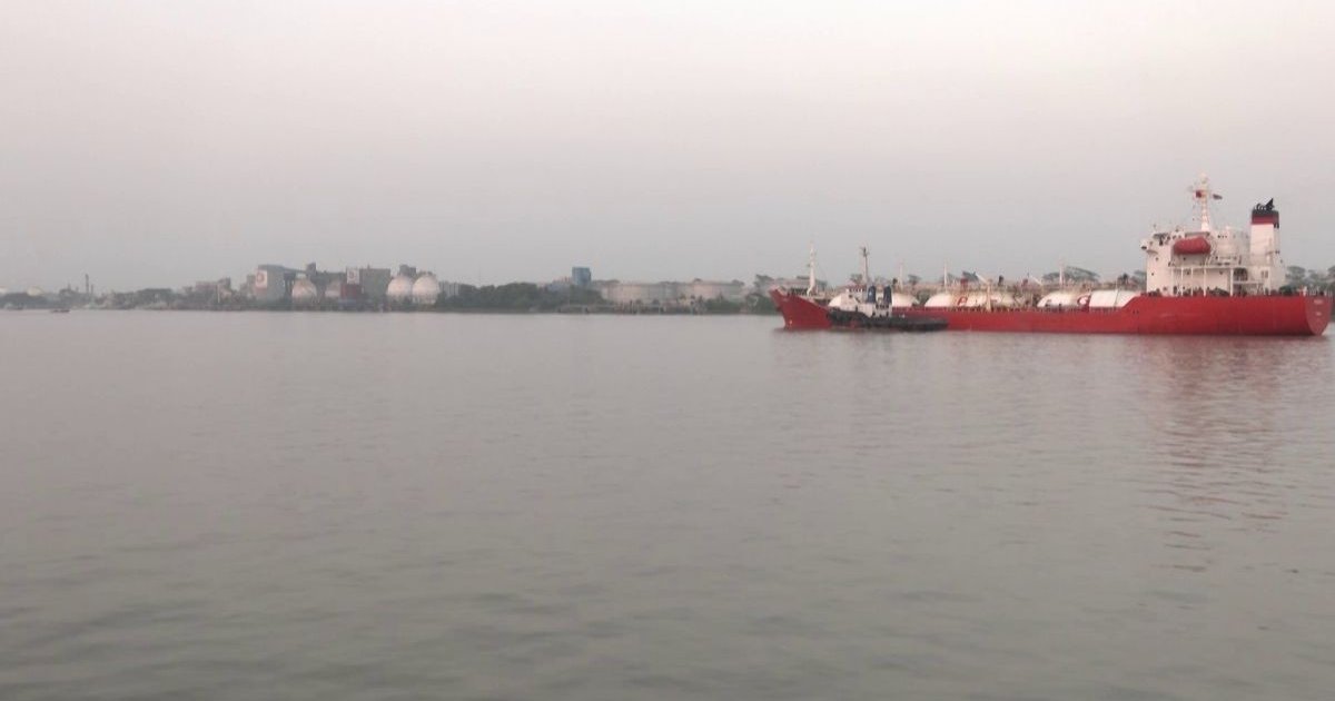 চট্টগ্রাম বন্দরে এসে পৌঁছেছে জ্বালানিবাহী ৮টি জাহাজ