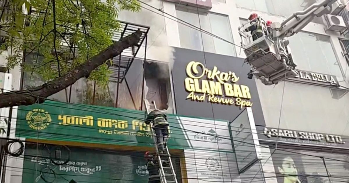 মিরপুর-২ এ বহুতল ভবনে আগুন, নিয়ন্ত্রণে ৫ ইউনিট