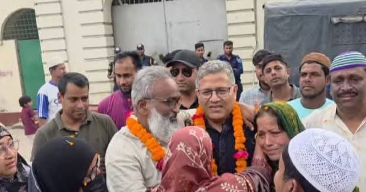 কারামুক্ত আওয়ামী লীগ নেতাকে জেলগেটে ফুল দিয়ে বরণ করলেন বিএনপির এমপি