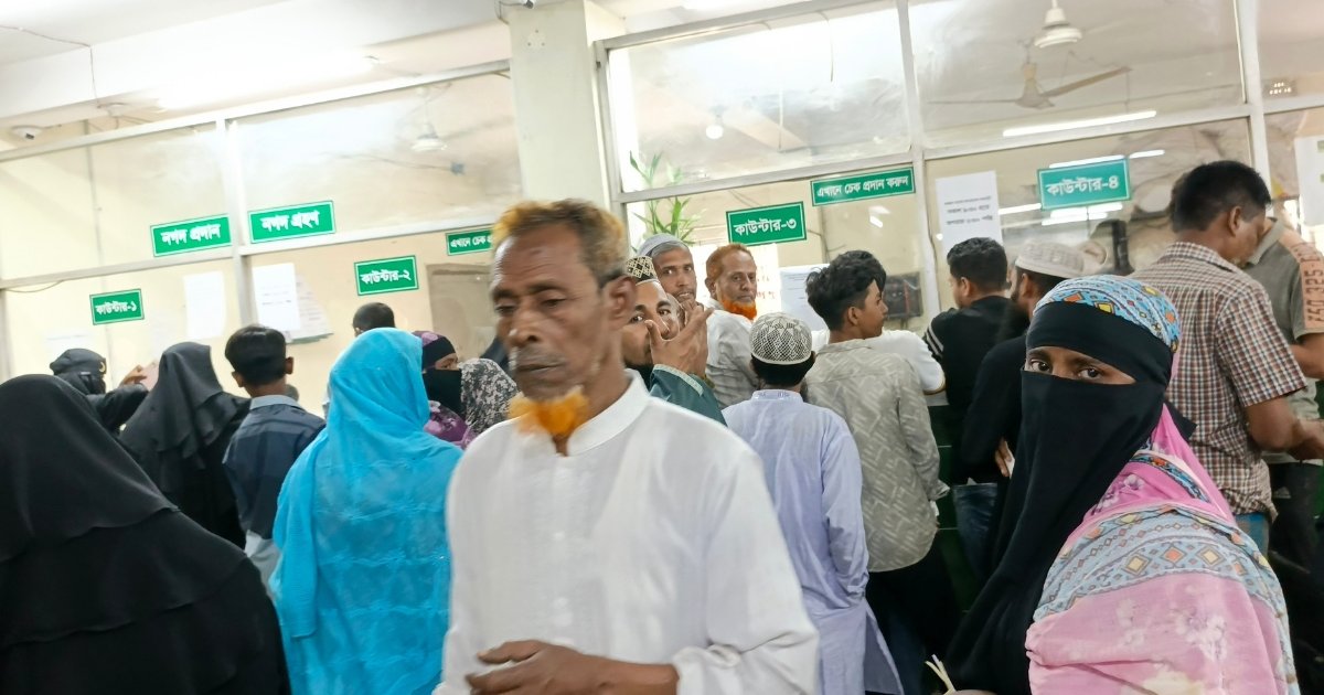 নারায়ণগঞ্জে অগ্রণী ব্যাংকের লেনদেন বন্ধ, ভোগান্তিতে গ্রাহক