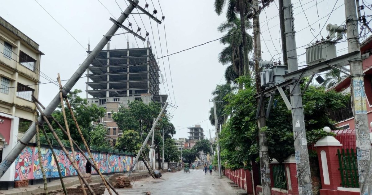 বৈদ্যুতিক খুঁটি বসাতে গিয়ে বিদ্যুৎস্পৃষ্টে ২ জনের মৃত্যু