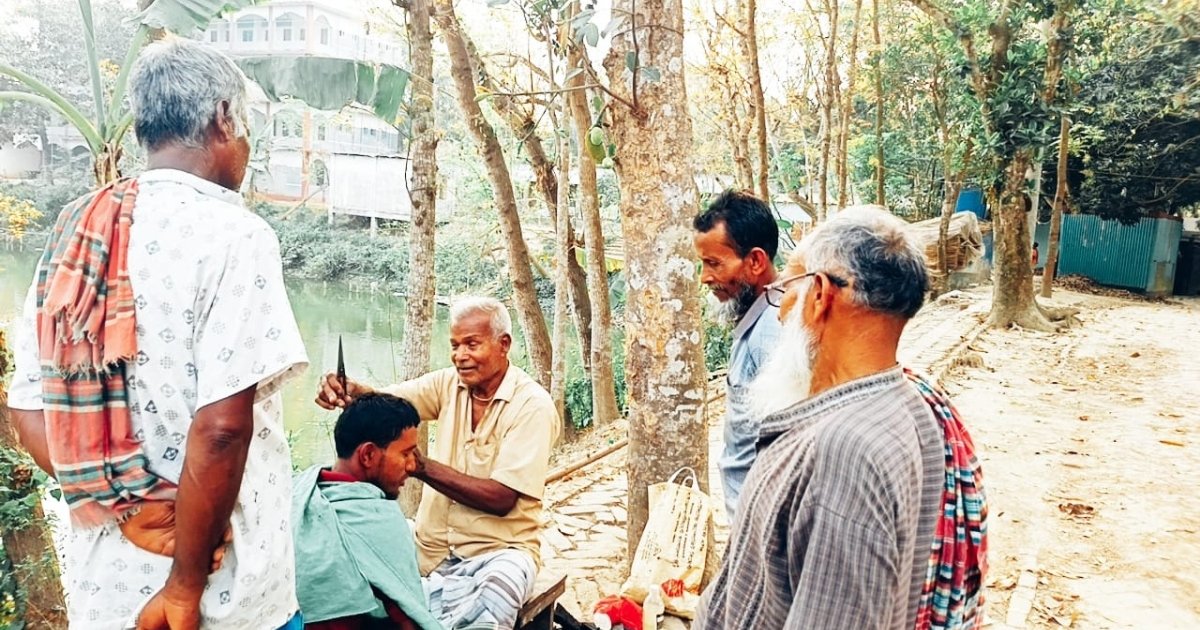 ৫ যুগ ধরে পুকুরপাড়ে অকিলের সেলুন