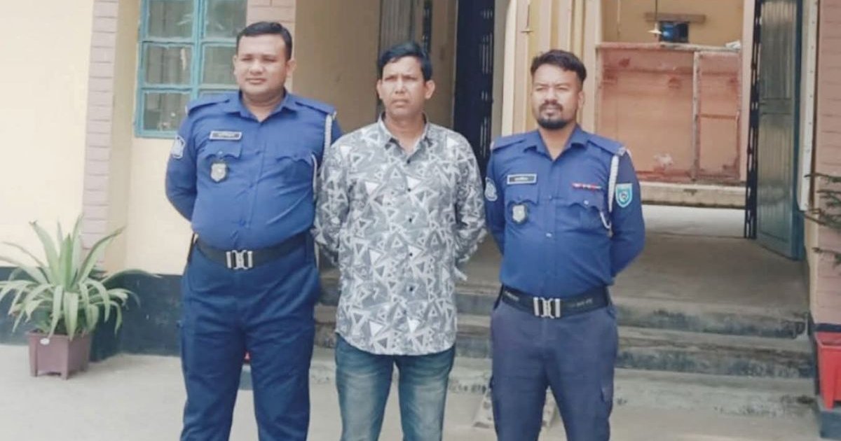 সরকারি ওষুধ ও সরঞ্জাম পাচারকালে স্টোর কিপার আটক