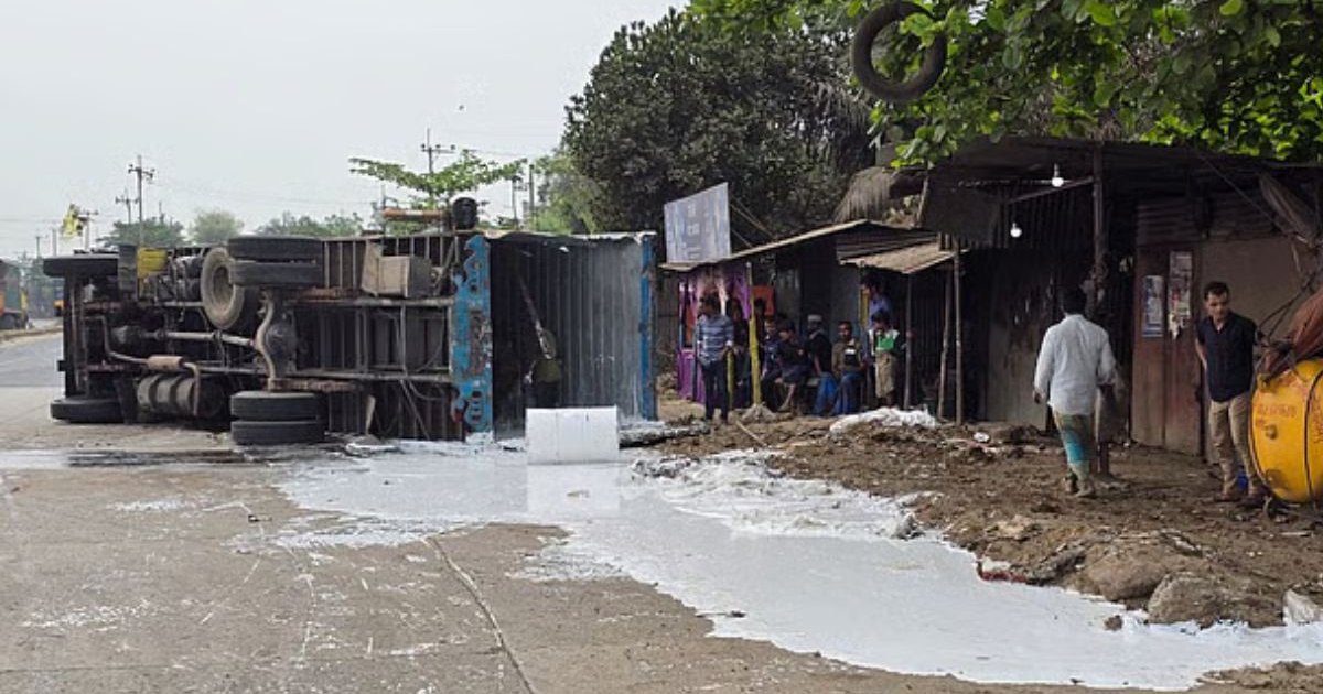 চট্টগ্রামের সীতাকুণ্ডে ফেভিকল কোম্পানির কাঁচামালবাহী ভ্যান উল্টে যাওয়ার ঘটনা