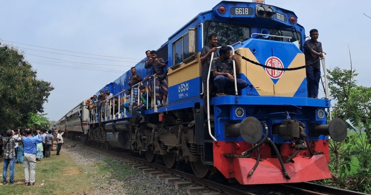 বগুড়ায় ট্রেন দুর্ঘটনার ২১ ঘণ্টা পর উত্তরাঞ্চলে রেল যোগাযোগ পুনরায় শুরু