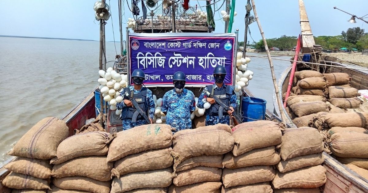 হাতিয়ায় কোস্ট গার্ডের অভিযানে মিয়ানমারে পাচারের ৭৬০ বস্তা আলু ও দুটি ফিশিং বোট আটক