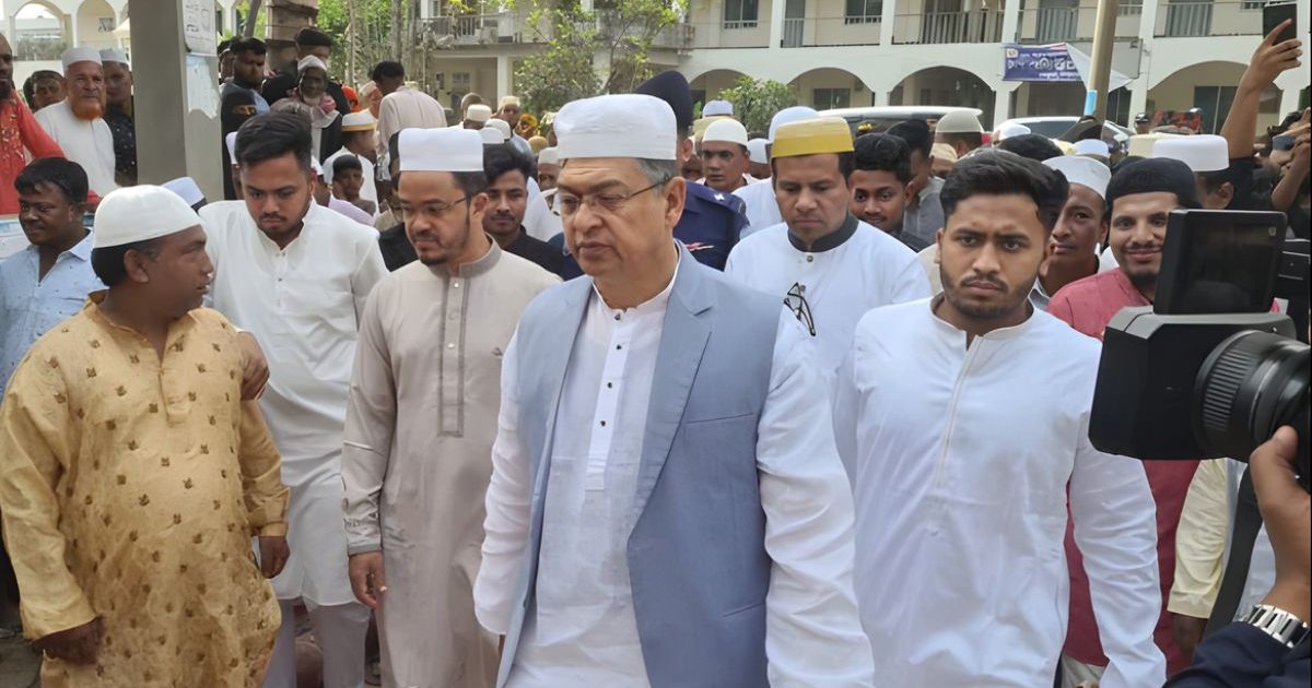 পেকুয়ায় ঈদ উদযাপন ও বৈশ্বিক প্রতারণা মোকাবিলায় আন্তর্জাতিক সহযোগিতার আহ্বান স্বরাষ্ট্রমন্ত্রীর