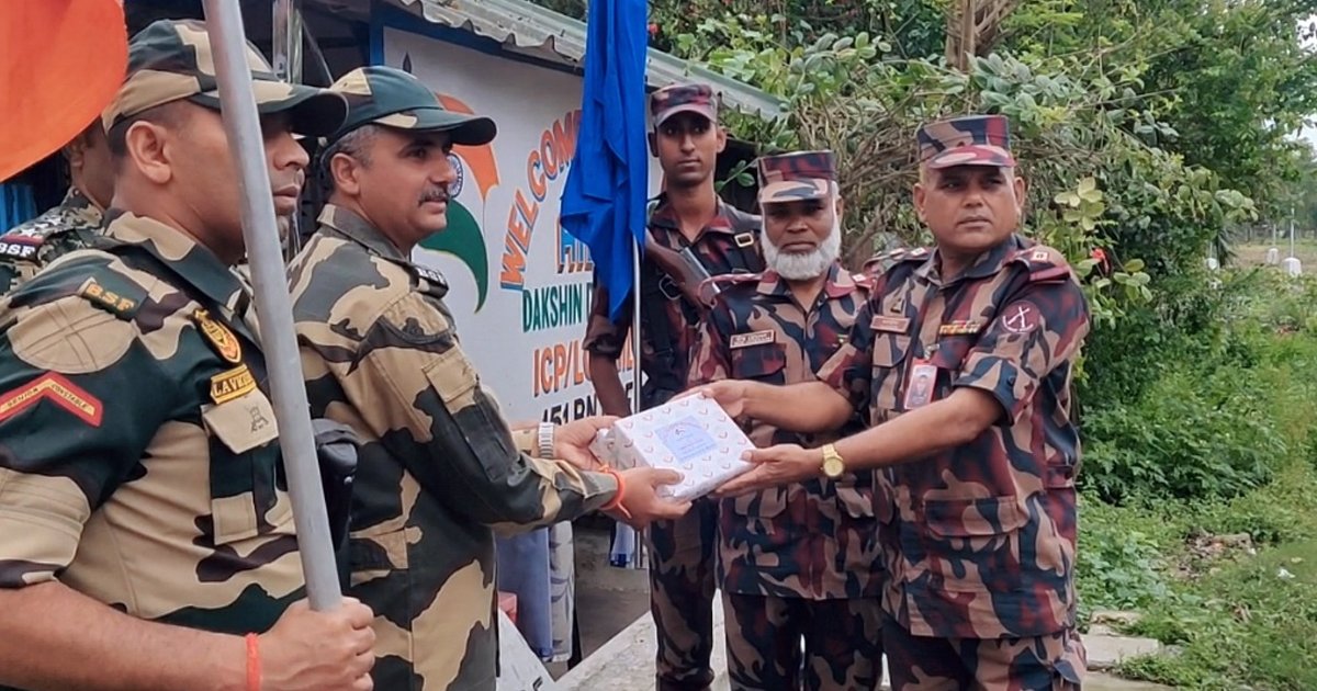 ঈদে হিলি সীমান্তে বিজিবি-বিএসএফের মিষ্টি বিনিময়, শান্তি ও সম্প্রীতির বার্তা