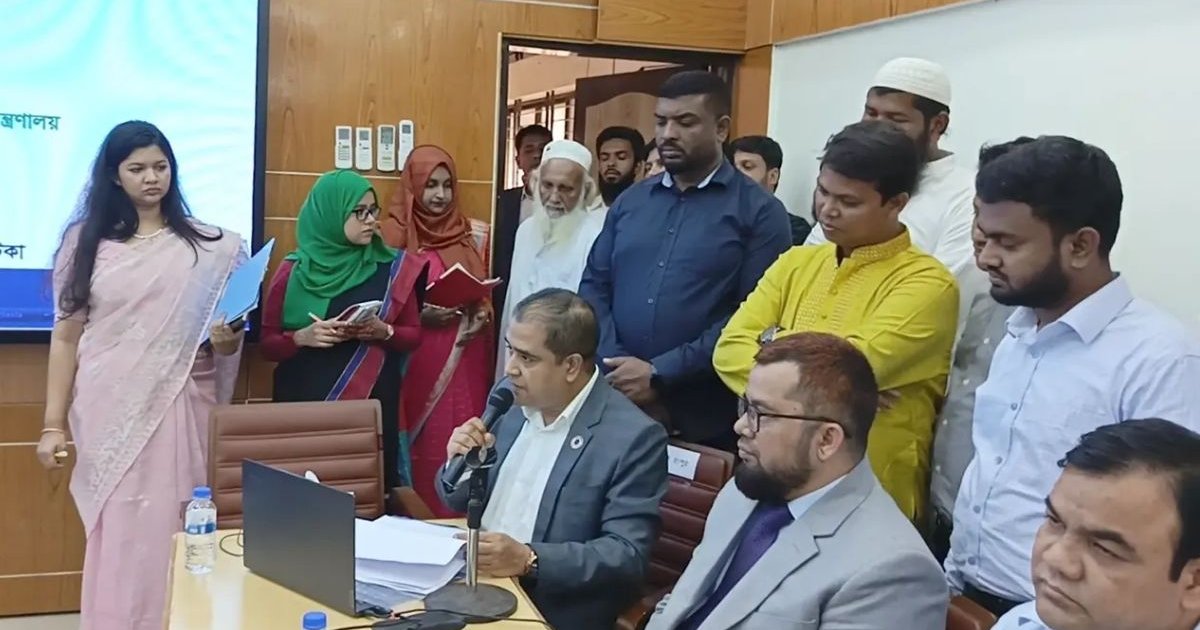 রংপুর উন্নয়ন সভায় ডিসির 'স্যার' সম্বোধন নিয়ে সমালোচনার ঝড়