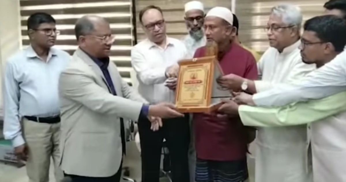 রেল দুর্ঘটনা রোধে কৃষকের সাহসিকতা: এনামুল হক পেলেন রেলওয়ের সংবর্ধনা