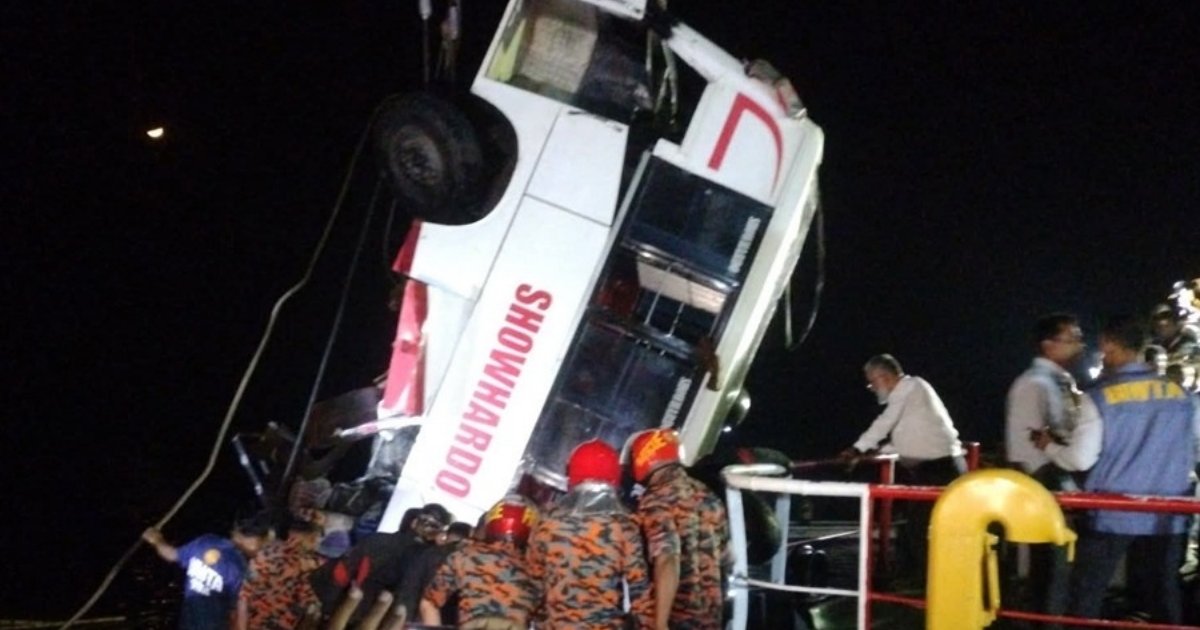 রাজবাড়ীর দৌলতদিয়া ফেরিঘাটে নদীতে ডুবে যাওয়া বাসের চালকের মরদেহ উদ্ধার, গুজবের বিরুদ্ধে ক্ষোভ