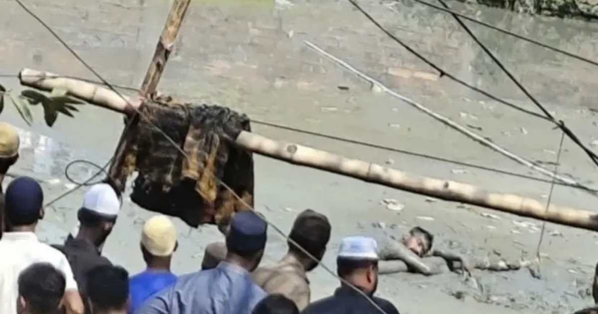 ছিনতাইকারীর ডোবায় আটকে পড়ার পর পাঁচ ঘণ্টা পর উদ্ধার ও গ্রেপ্তার