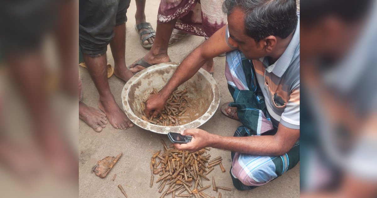 নওগাঁর বদলগাছীতে মাটি খুঁড়ে উদ্ধার ৩২৫ রাউন্ড রাইফেলের গুলি, এলাকায় চাঞ্চল্য