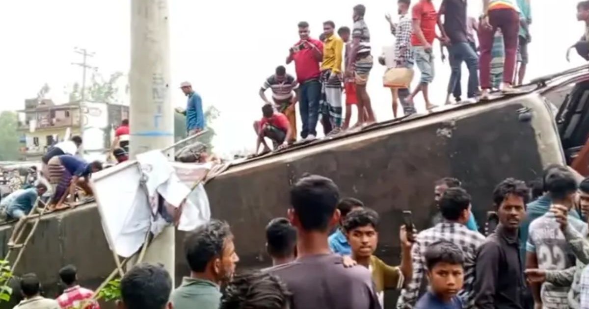 হবিগঞ্জের বাহুবলে বাস উল্টে ১৫ জন আহত, মহাসড়কে যান চলাচল ব্যাহত