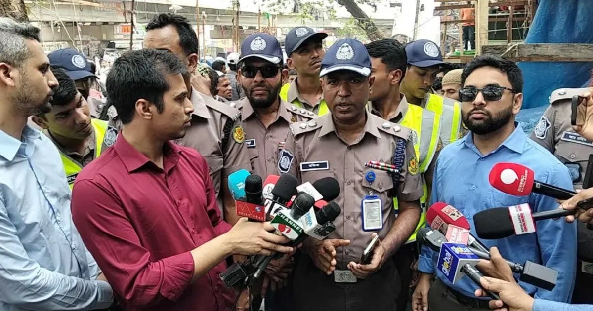 ফুটপাত দখলকারীদের বিরুদ্ধে ডিএমপির অভিযান, সতর্কতা ও ভাঙচুর চলছে