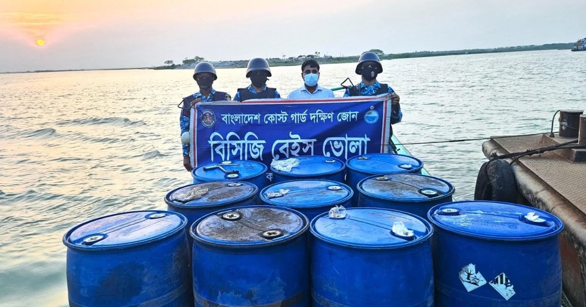 ভোলায় কোস্ট গার্ডের অভিযানে ২ হাজার লিটার অবৈধ জ্বালানি তেল জব্দ, দুই চোরাকারবারি আটক