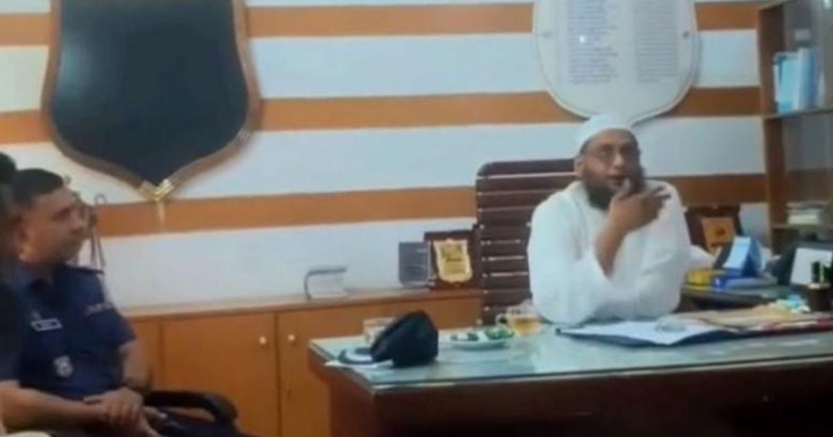 ময়মনসিংহের ফুলপুরে ওসির চেয়ারে সংসদ সদস্যের বসা নিয়ে বিতর্ক
