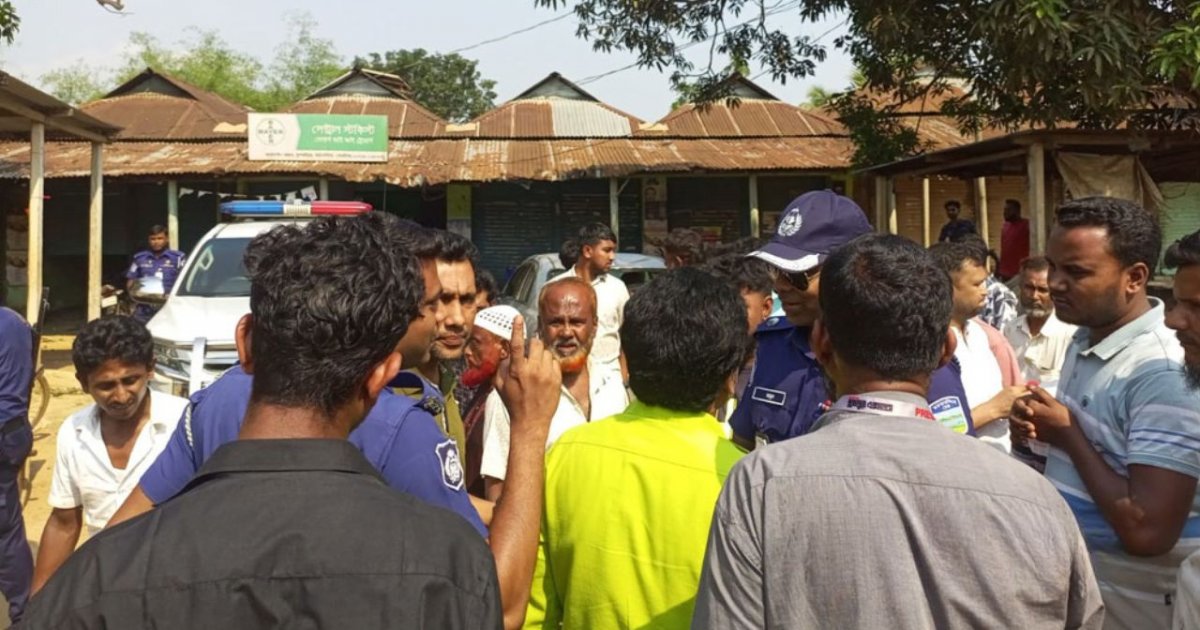 ময়মনসিংহে মুরগির বিষ্ঠার দখল নিয়ে সংঘর্ষ: জামায়াত-বিএনপি নেতাকর্মীদের হামলা-লুটপাটের অভিযোগ