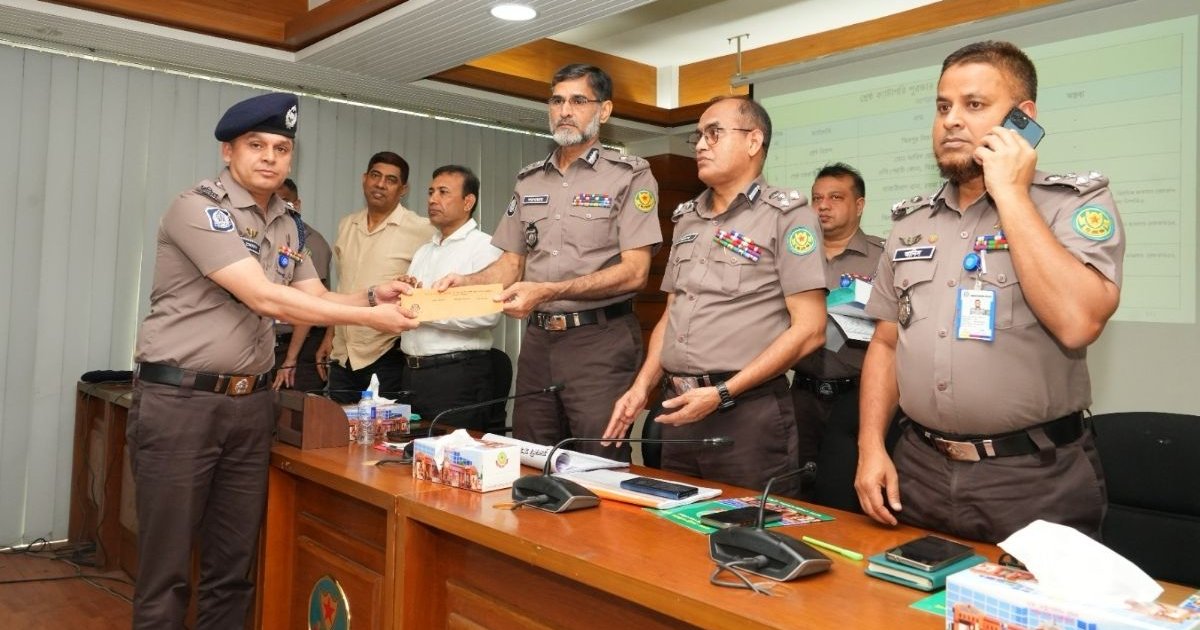 ঢাকার আইনশৃঙ্খলা রক্ষায় ডিএমপির সেরাদের পুরস্কৃত করলেন ভারপ্রাপ্ত কমিশনার