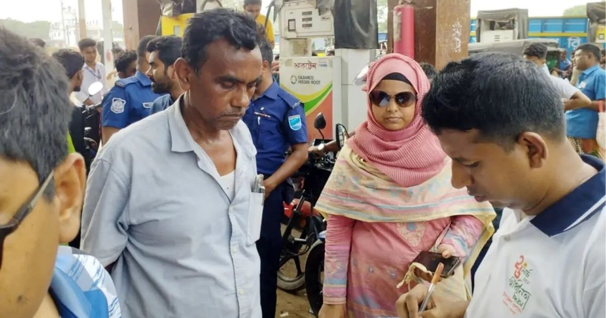 রাজবাড়ীতে ড্রাইভিং লাইসেন্স ও রেজিস্ট্রেশন ছাড়া তেল নিতে আসায় আট মোটরসাইকেল চালকের জরিমানা