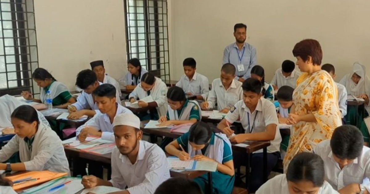 এসএসসি পরীক্ষার প্রথম দিনে ২৫ হাজার ৪০৮ শিক্ষার্থী অনুপস্থিত, ছয়জন বহিষ্কার