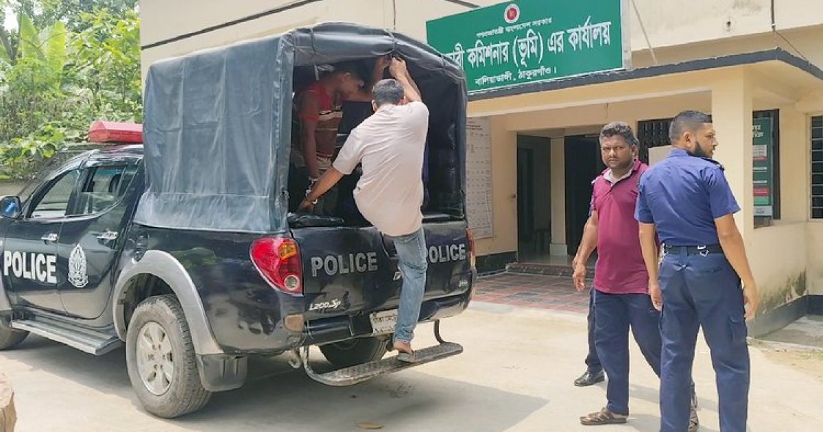 ঠাকুরগাঁওয়ে কালোবাজারে পেট্রোল বিক্রির চক্রের অভিযানে দুজন আটক, জরিমানা ৩০ হাজার টাকা