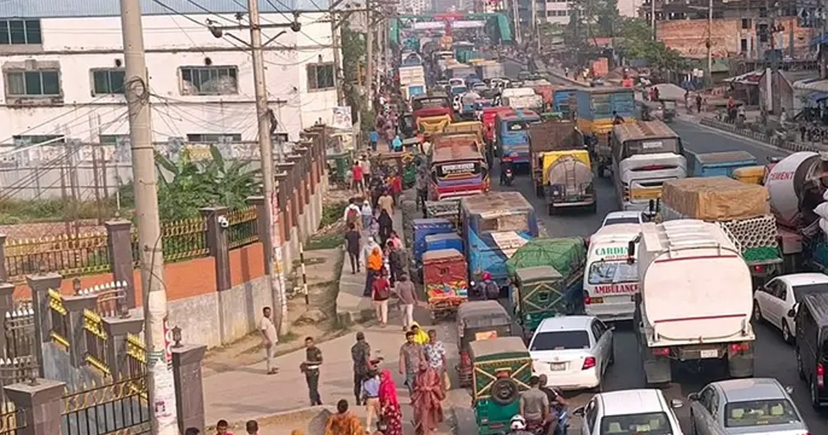 গাজীপুরে সিমেন্টবোঝাই ট্রাক উল্টে যাওয়ায় ঢাকা-টাঙ্গাইল মহাসড়কে দীর্ঘ যানজট