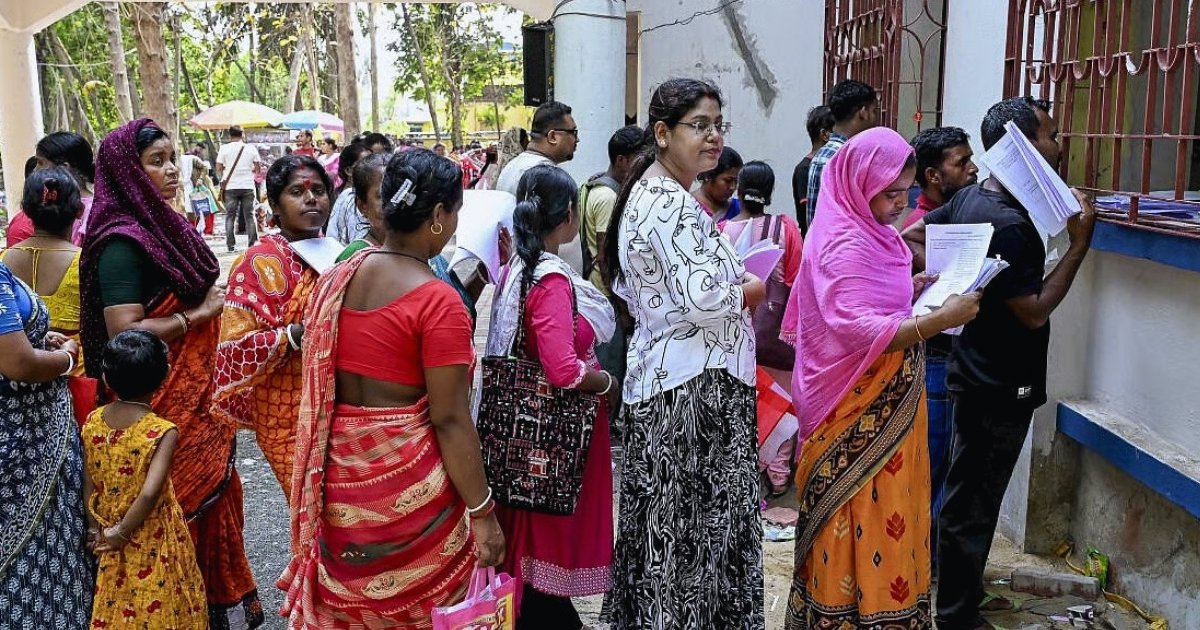 পশ্চিমবঙ্গ বিধানসভা নির্বাচনের প্রথম দফার ভোটগ্রহণ শুরু: কড়া নিরাপত্তায় ১৫২ আসনে ভোটারদের দীর্ঘ লাইন