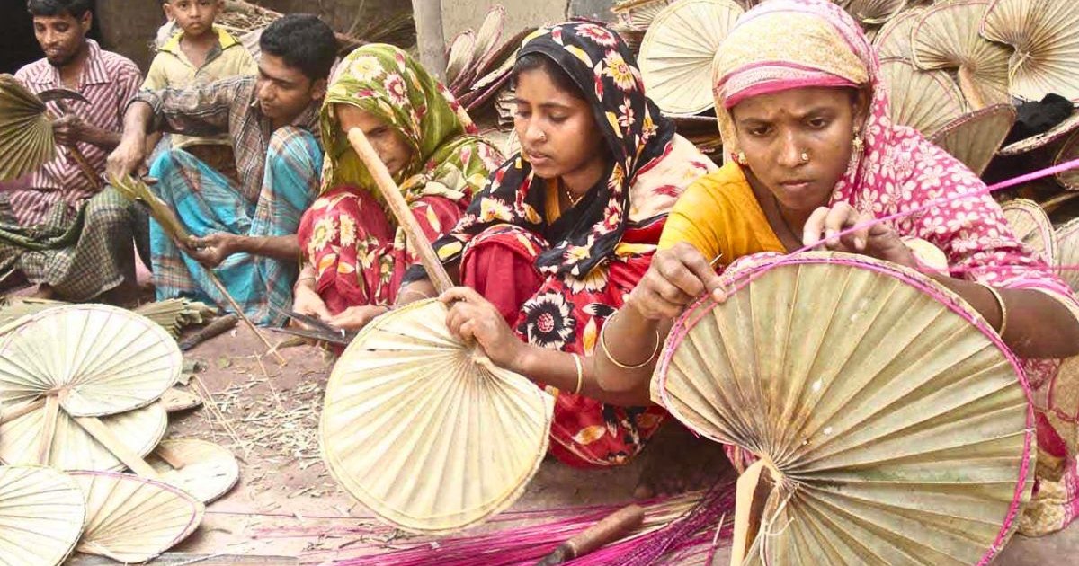 লোডশেডিং বাড়ায় তালপাতার পাখার চাহিদা কয়েকগুণ বেড়েছে নওগাঁয়