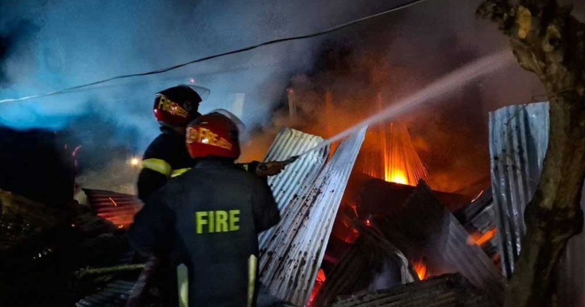 নরসিংদীতে প্রেমের জেরে পাল্টাপাল্টি হামলা, ঘরবাড়িতে আগুন