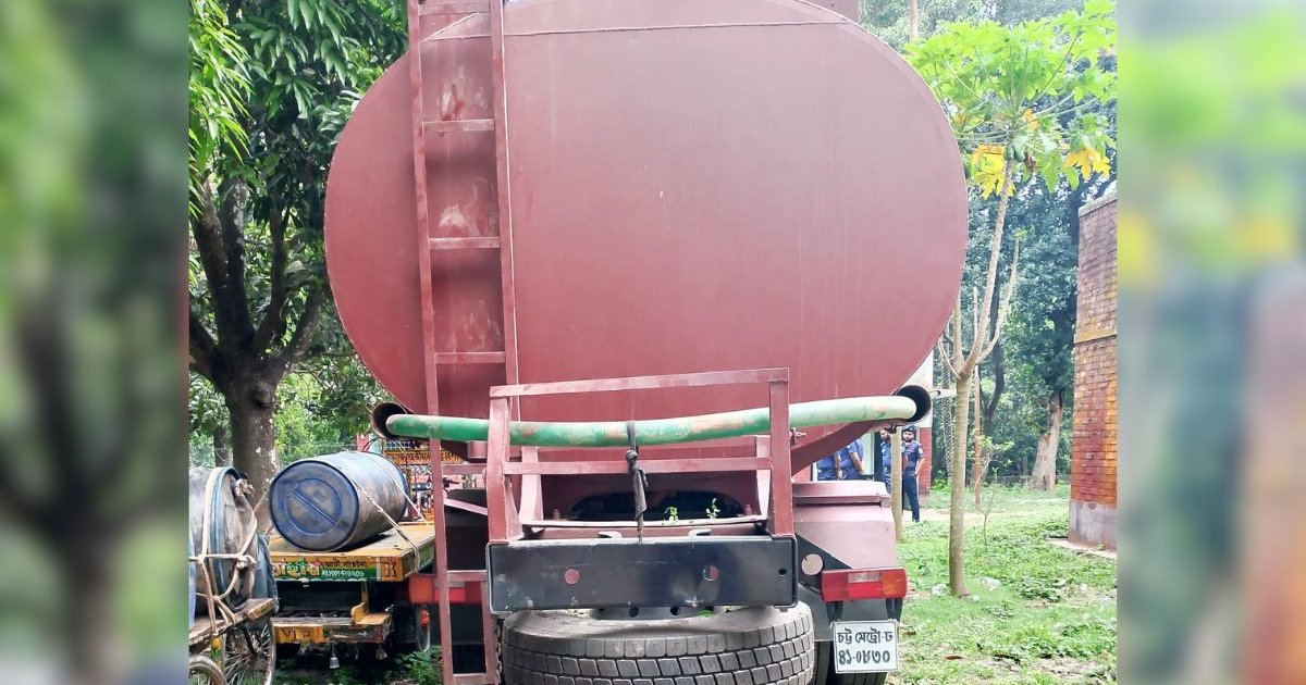 ভোলাহাটে ফিলিং স্টেশনের তেল পাচার, গাড়িসহ আটক