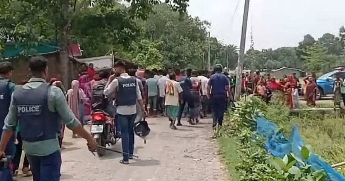 আদালতের নির্দেশে দায়িত্ব পেলেন চেয়ারম্যানরা, বিএনপির বাধায় সংঘর্ষ