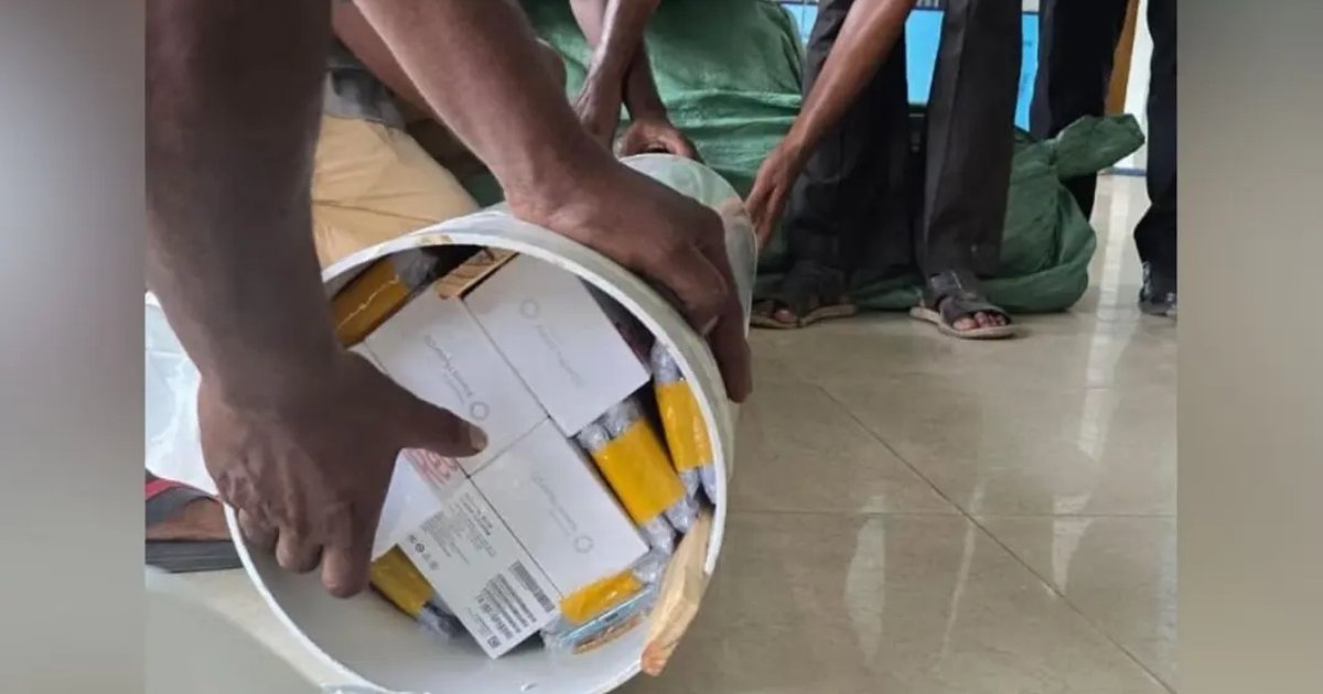 আসছিল কাপড়ের চালান, রোলের ভেতর মিলল ১৬৫৫ অবৈধ মোবাইল