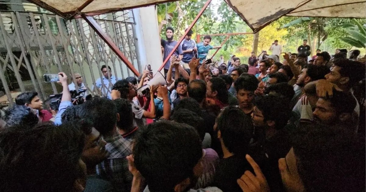 ১১ ঘণ্টা অবরুদ্ধ চুয়েটের উপাচার্য, সন্ধ্যায় কলা-বিস্কুট-পানি পাঠালেন শিক্ষার্থীরা
