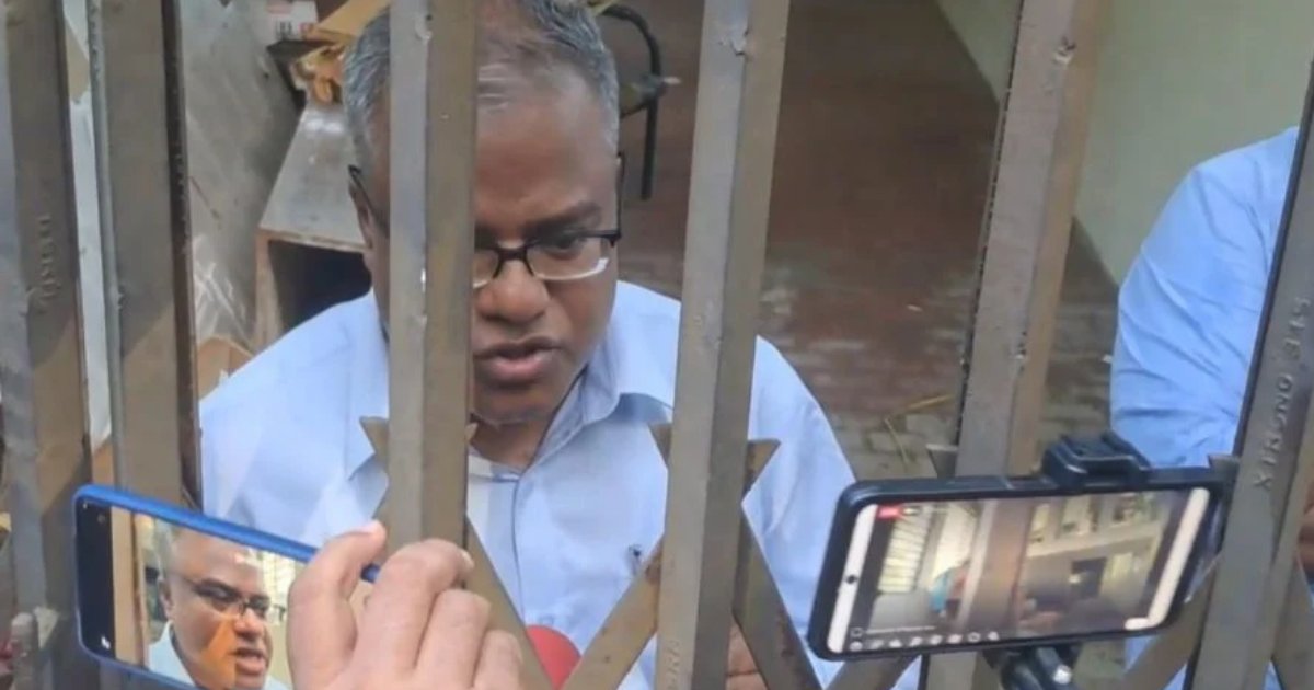২১ ঘণ্টা পেরিয়েও চুয়েটে অবরুদ্ধ উপাচার্য, ভবনের ভেতরে অসুস্থ দুজন