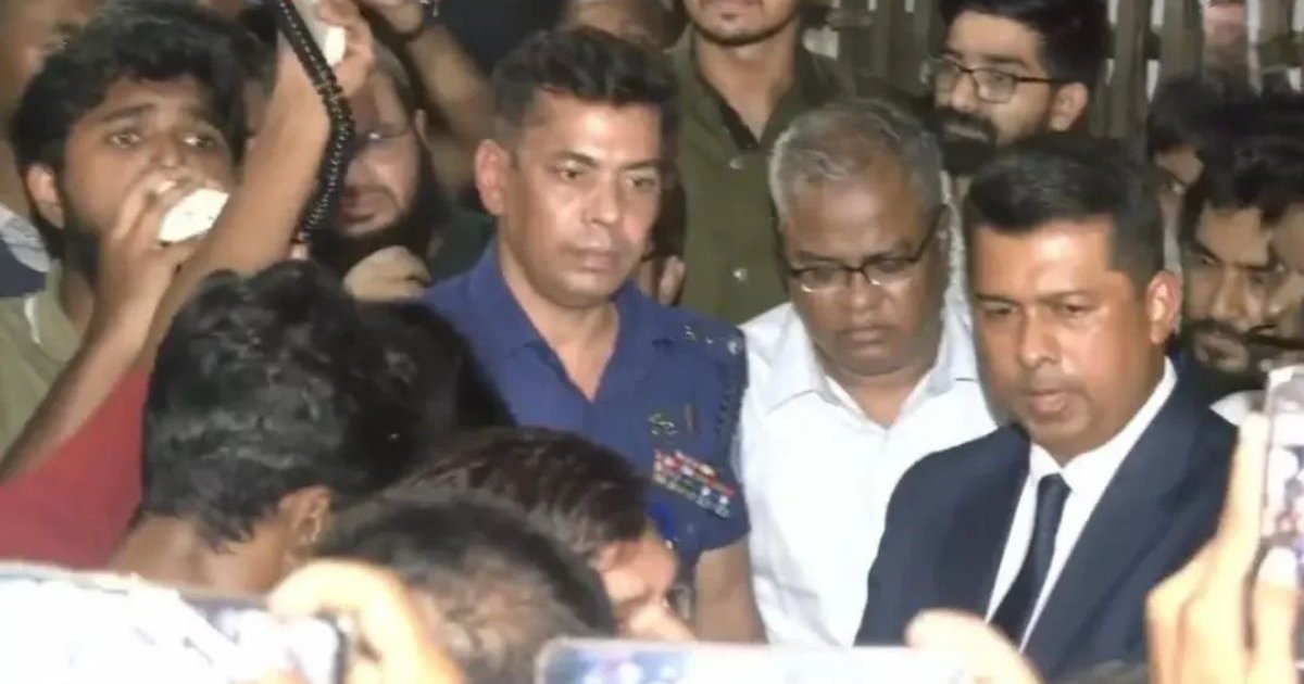 আর না ফেরার শর্তে পুলিশি পাহারায় চুয়েট ছাড়লেন উপাচার্য